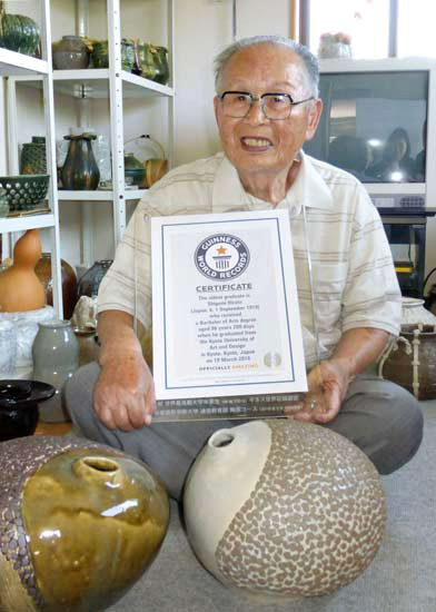 Cụ Shigemi Hirata nhận giấy chứng nhận Kỷ lục Guinness Thế giới (GWR) tại nhà ở Takamatsu, Tây Nhật Bản.